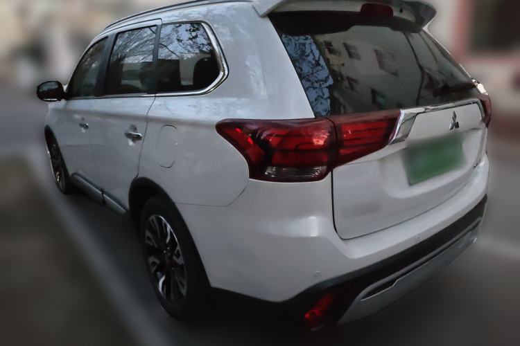 Used Mitsubishi Outlander 2019 2.4L 4x4 Zhi Xiang Edition 5 Seats China VI Standard
