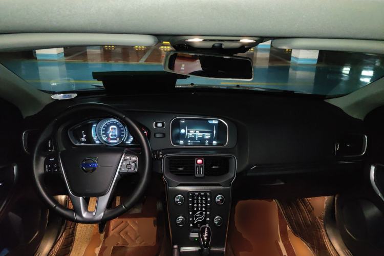 Used Volvo V40 2016 T3 Zhiyi Edition Center Console