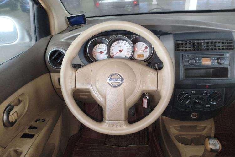 Used Nissan Livina 2010 Jingyue Edition 1.6L Manual All-Around Model Steering Wheel