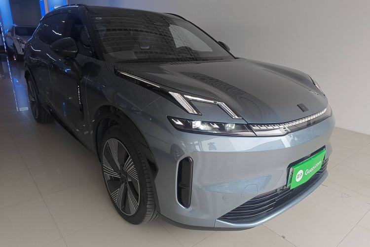 Used Lynk & Co 08 EM-P 2025 220 km All-Wheel-Drive Performance Halo Front Right 45 Deg