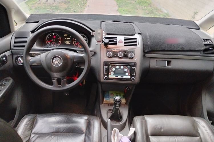 Used Volkswagen Touran 2013 1.4T Manual Comfort Edition 5-Seater Center Console