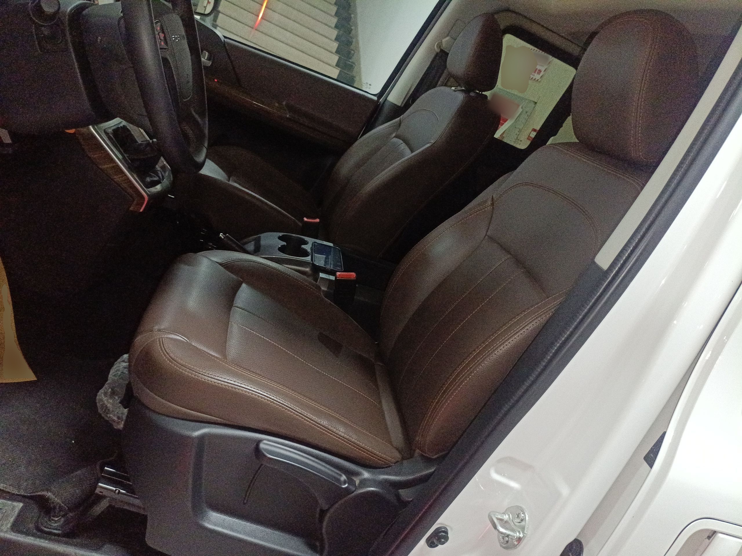 المقاعد الأمامية داخل السيارة