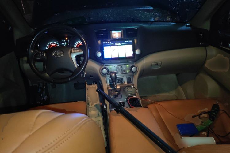 Used Toyota Highlander 2011 2.7L Two-Wheel Drive 7-Seater Luxury Edition Center Console