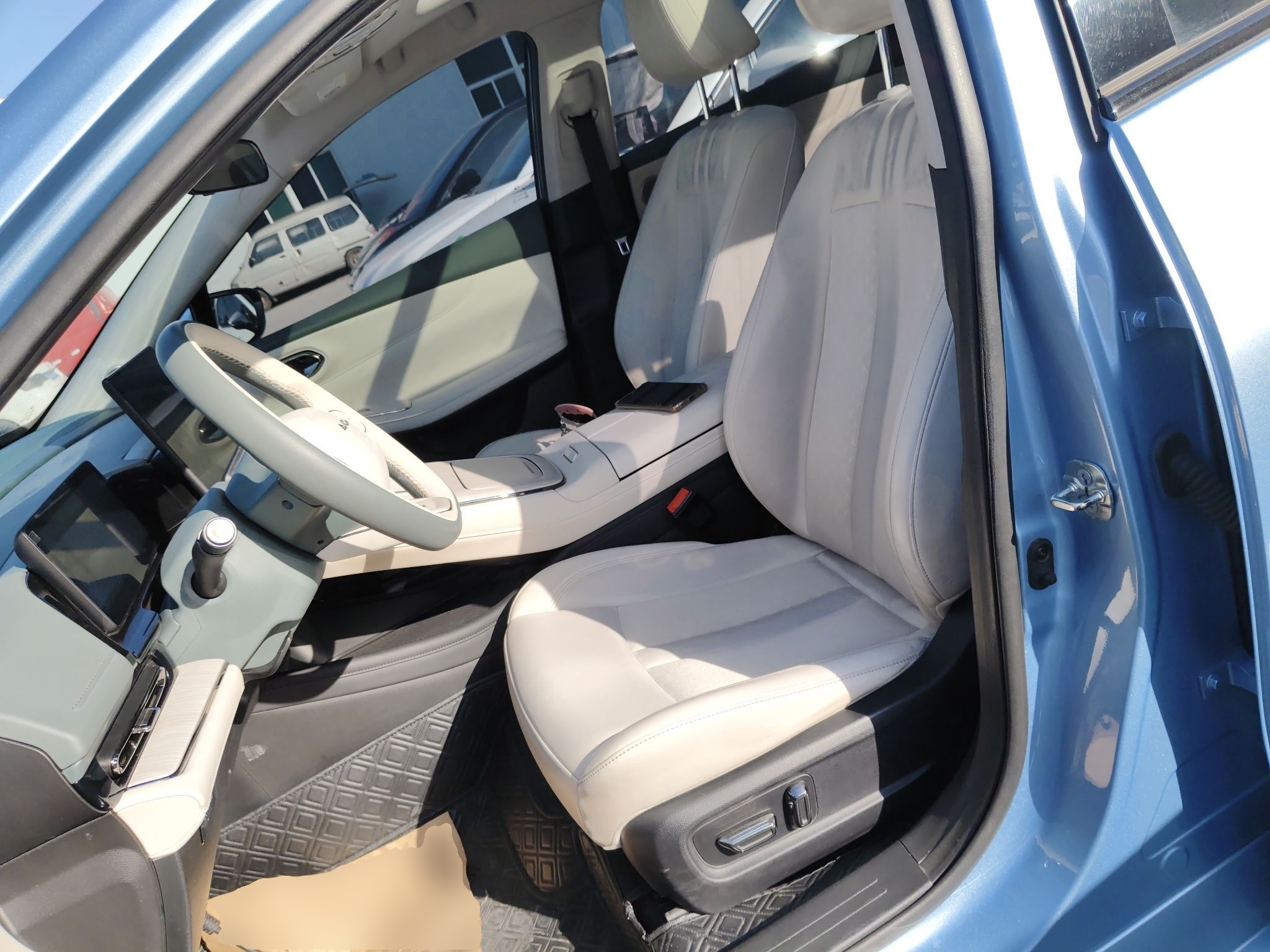 Переднее сиденье в автомобиле