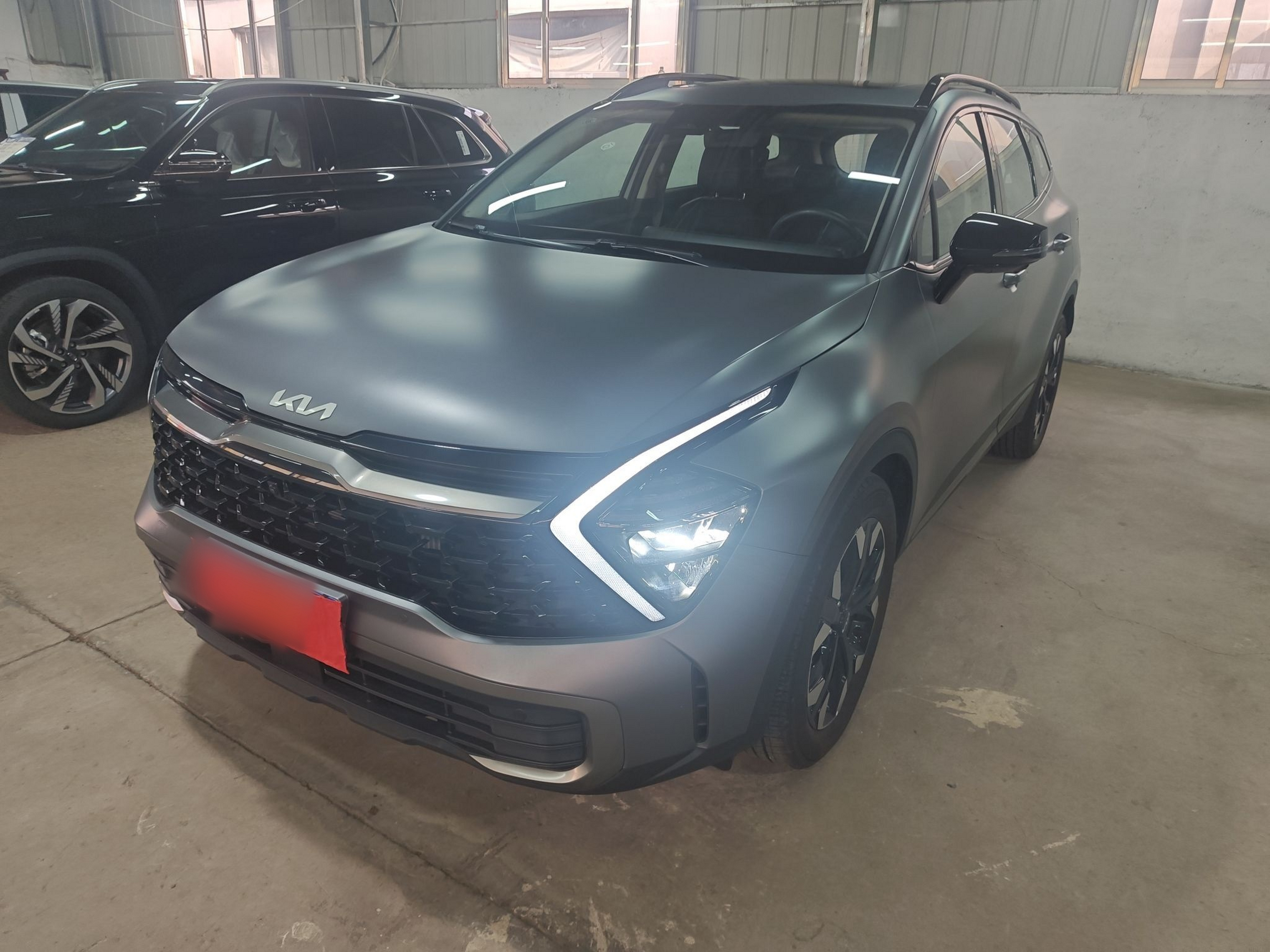 Под передней частью автомобиля