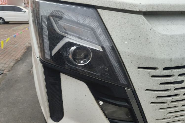 Used Dongfeng Yufeng 2023 V9+ 2.3T Manual Rear-Drive Cargo Van with Dual Rear Tires 3-Seater Right Front Headlight