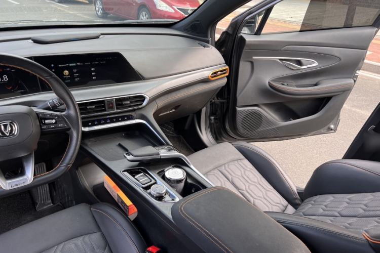 Used CHANGAN UNI-T 2022 1.5T Prestige Version Interior 8