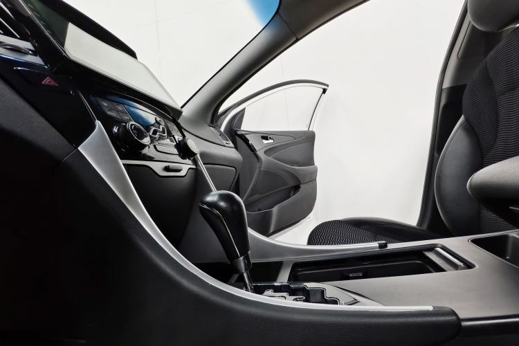 Used Hyundai Sonata 2015 Classic 2.0L Automatic Leading Edition Interior 5