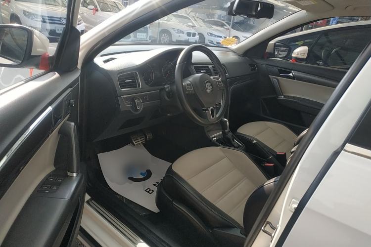 Used Volkswagen Cross Lavida 2014 1.6L Automatic