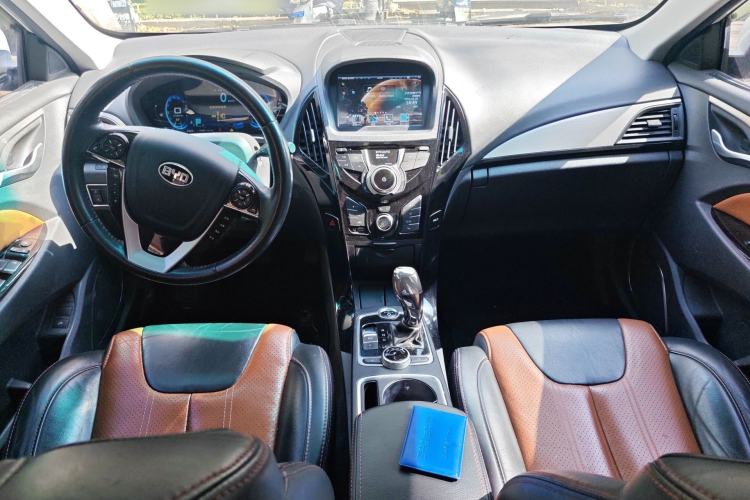 Used BYD Qin New Energy 2015 1.5T Dual-Crown Flagship Plus Edition Center Console