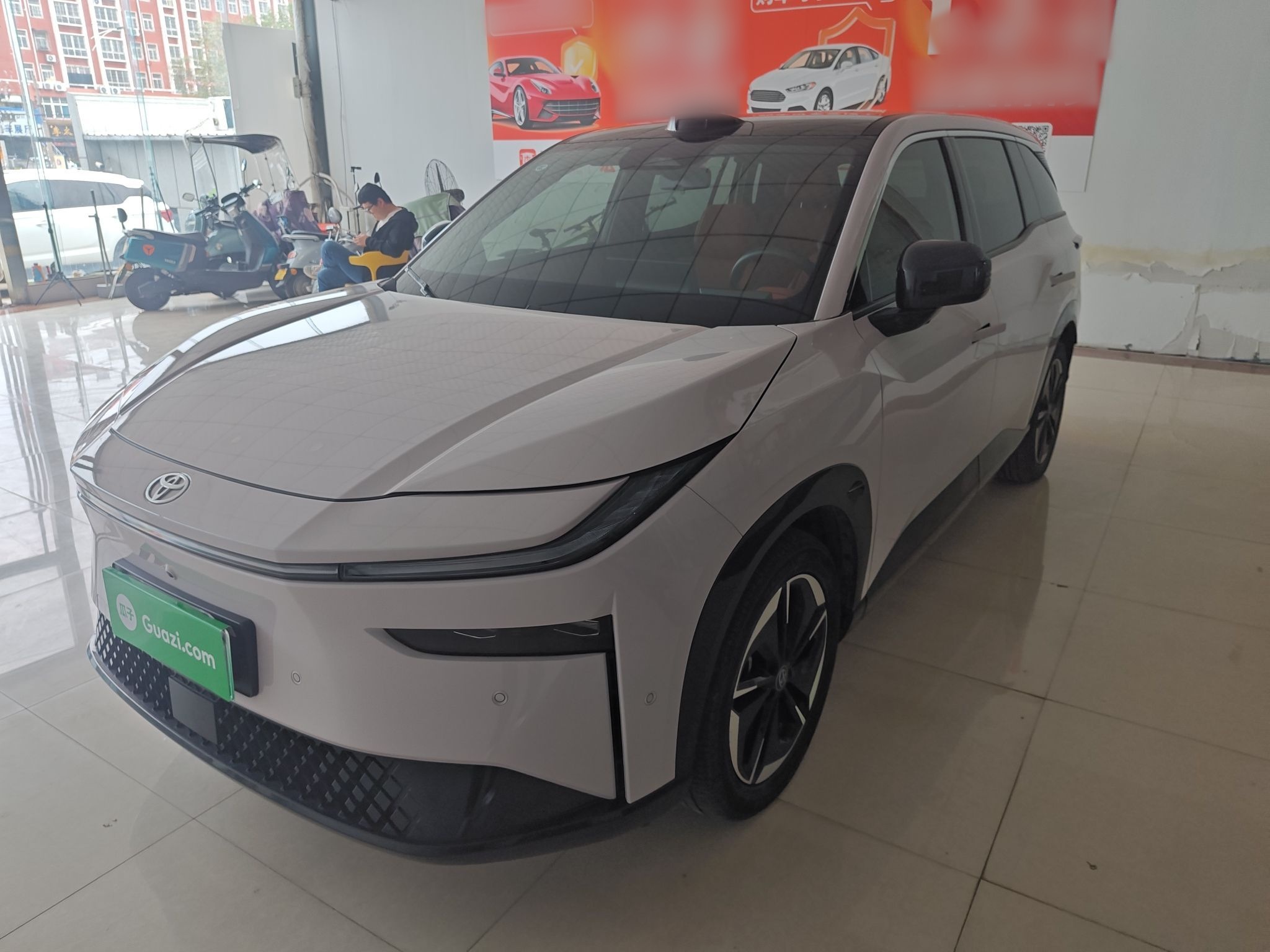 تحت مقدمة السيارة