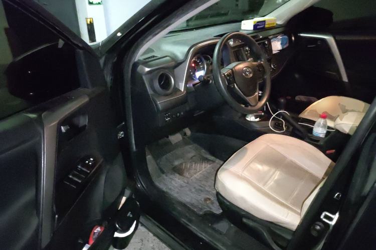 Used Toyota RAV4 2016 2.0L CVT Two-Wheel Drive Fashion Edition China V Standard
