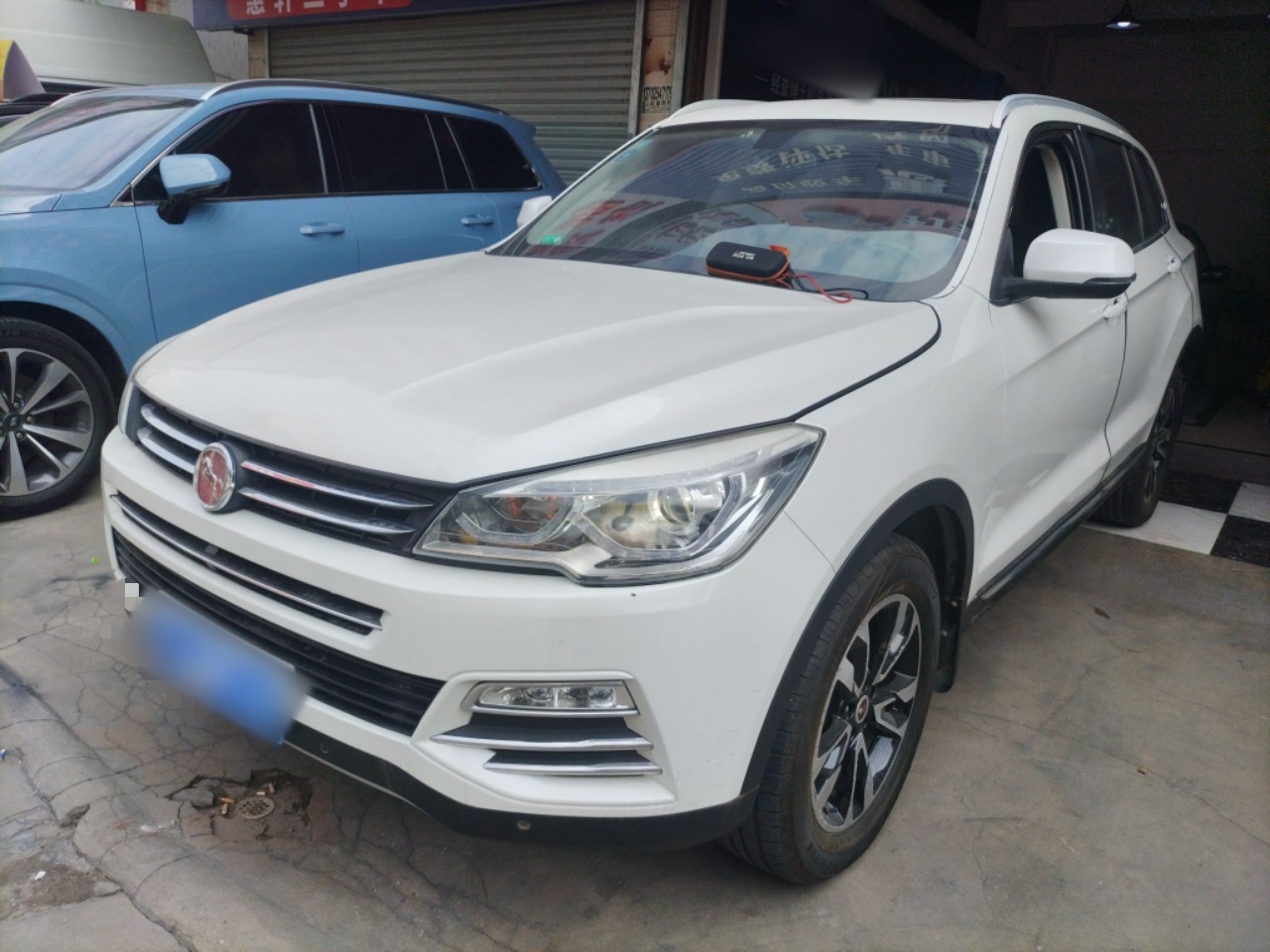 تحت مقدمة السيارة