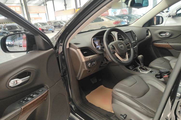 Used Jeep Cherokee 2017 2.0L Superior Edition
