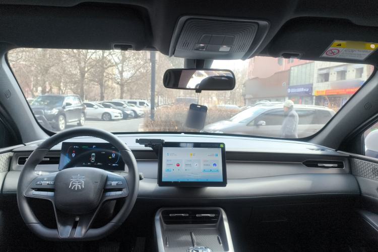 Used BYD Qin PLUS 2025 DM-i Smart Drive 55KM Leading Model Center Console