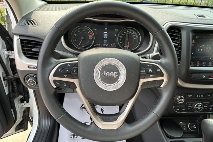 Used Jeep Cherokee 2017 2.0L Superior Edition