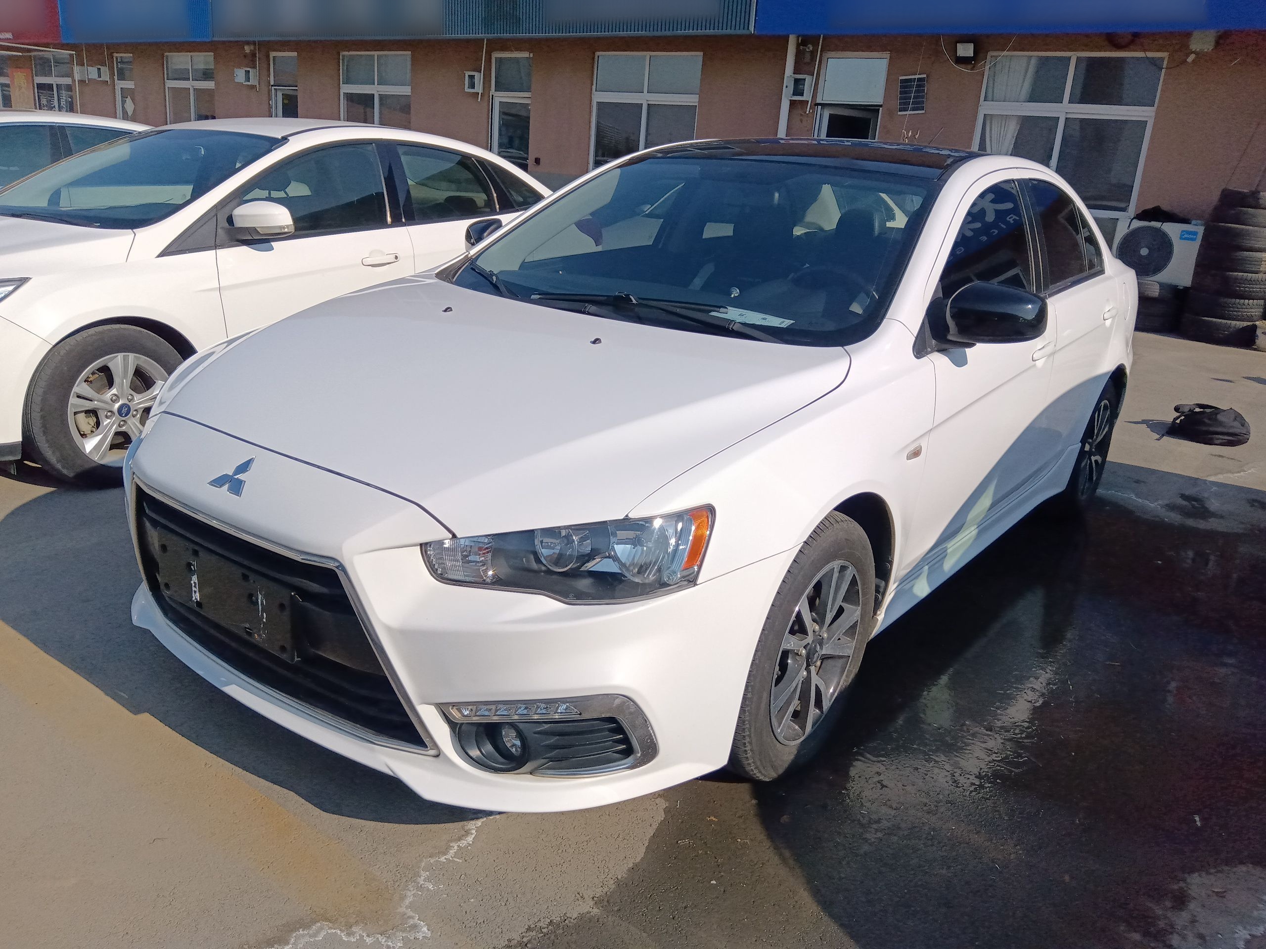 Под передней частью автомобиля