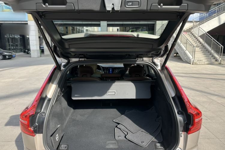 Used Volvo XC60 2023 B5 4x4 Smart Luxury Edition
