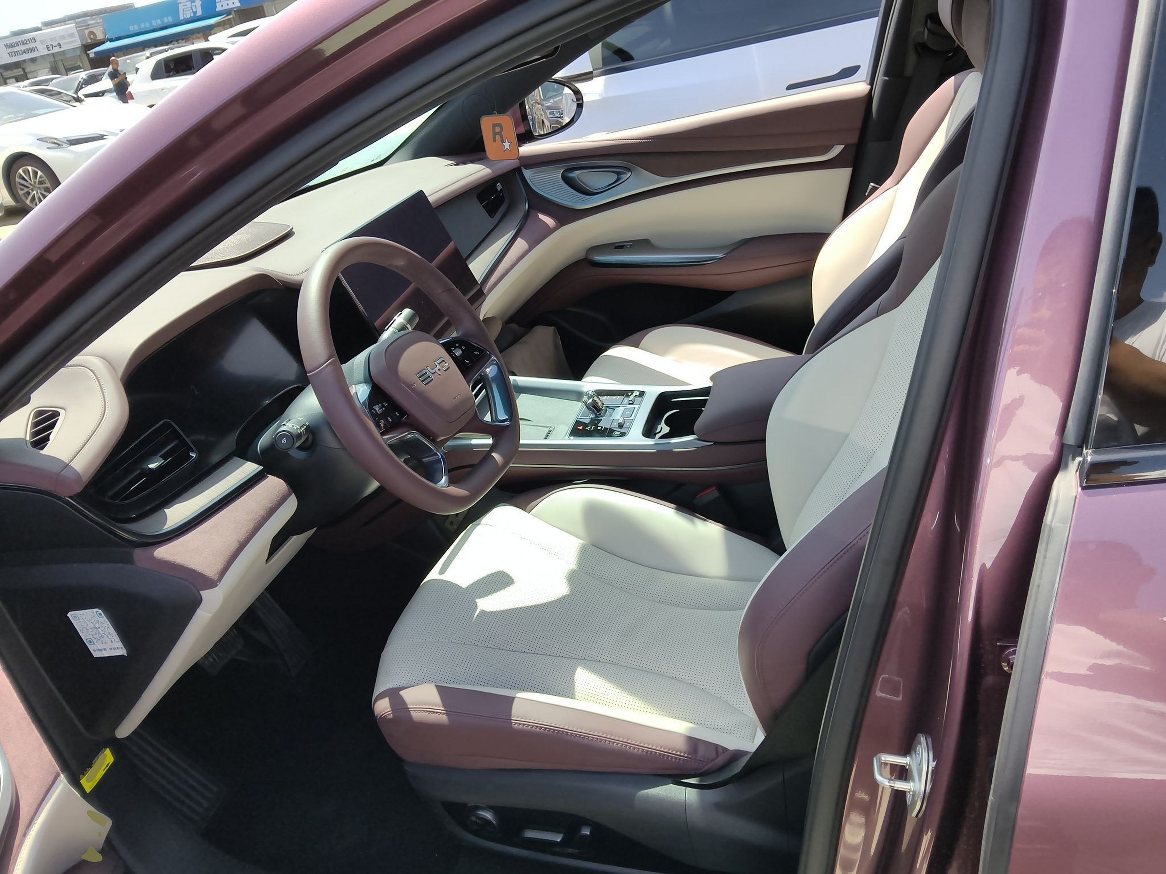 المقاعد الأمامية داخل السيارة