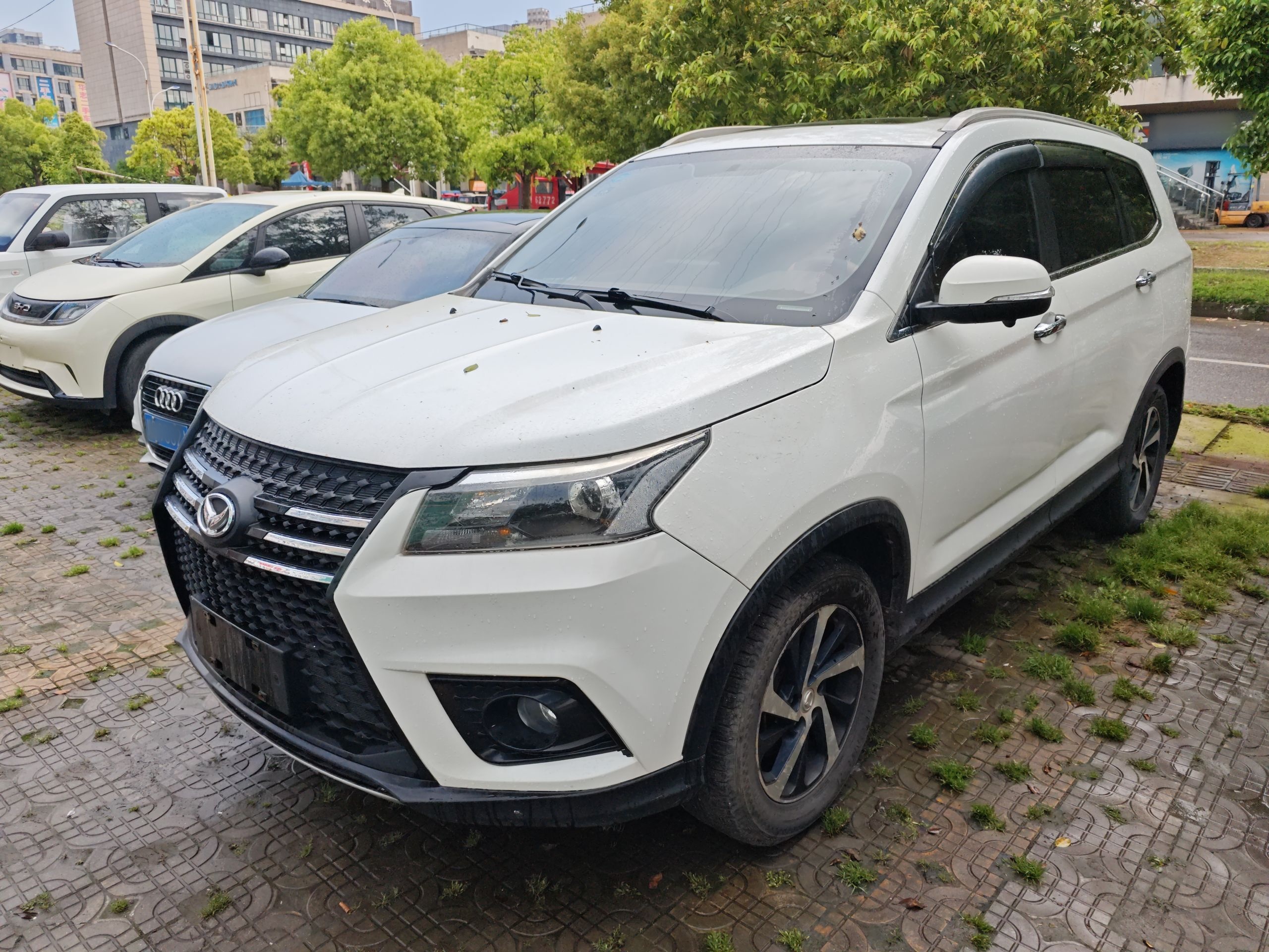 Под передней частью автомобиля