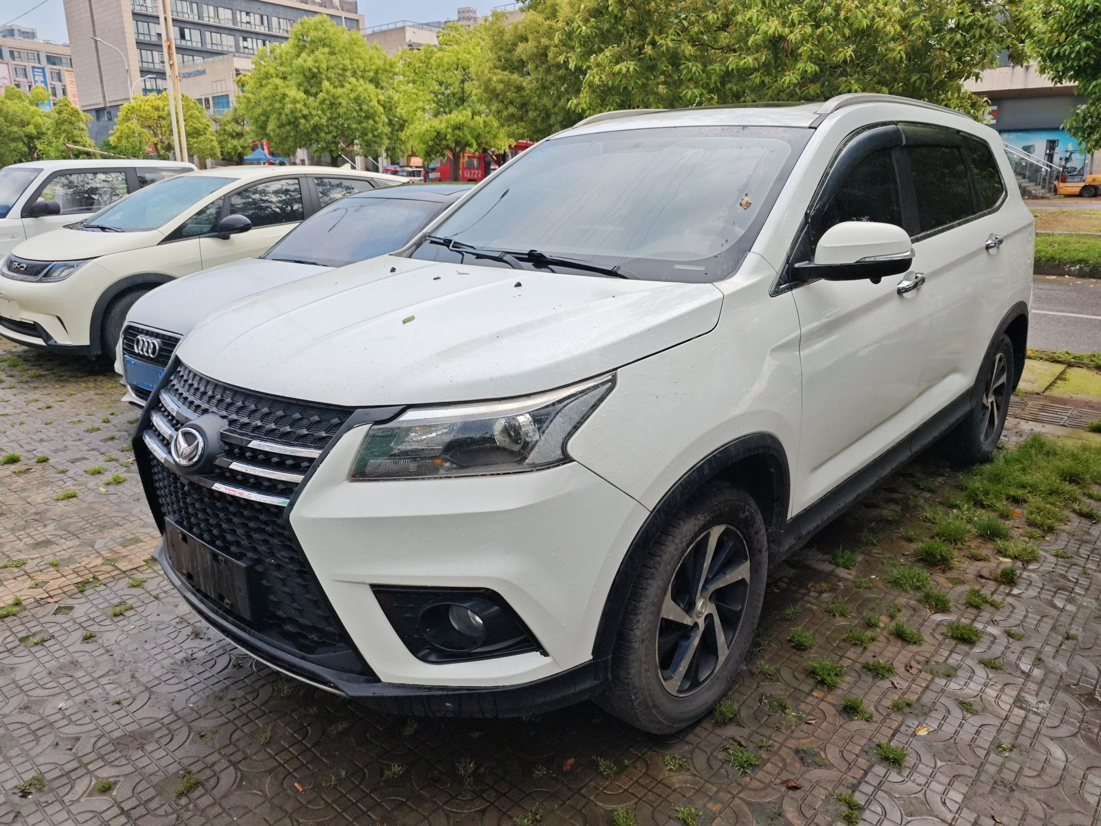 Под передней частью автомобиля