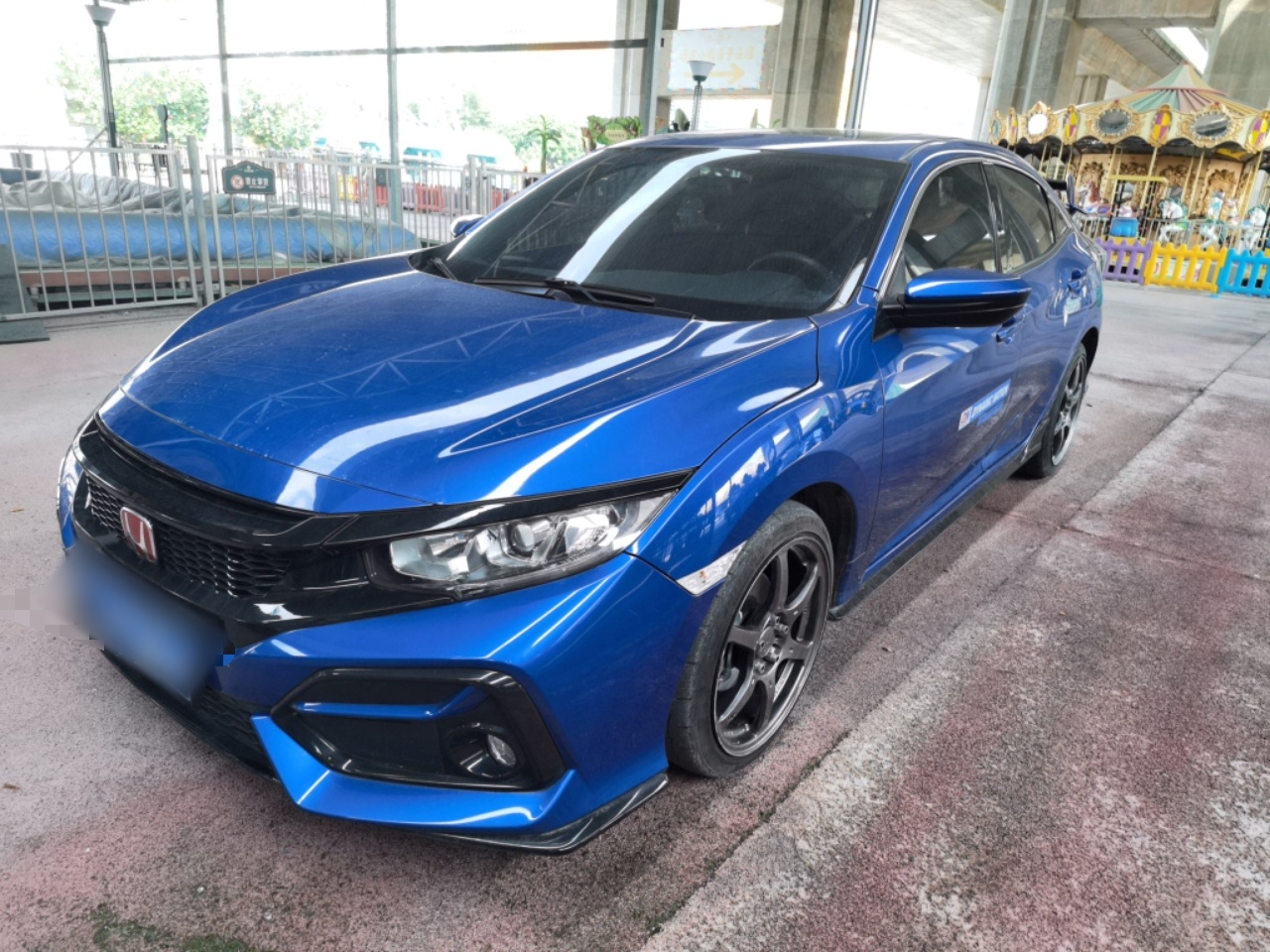 تحت مقدمة السيارة