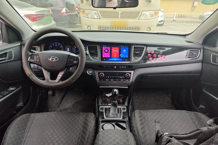 Used Hyundai Mistra 2014 1.8L Automatic Smart GLS Center Console