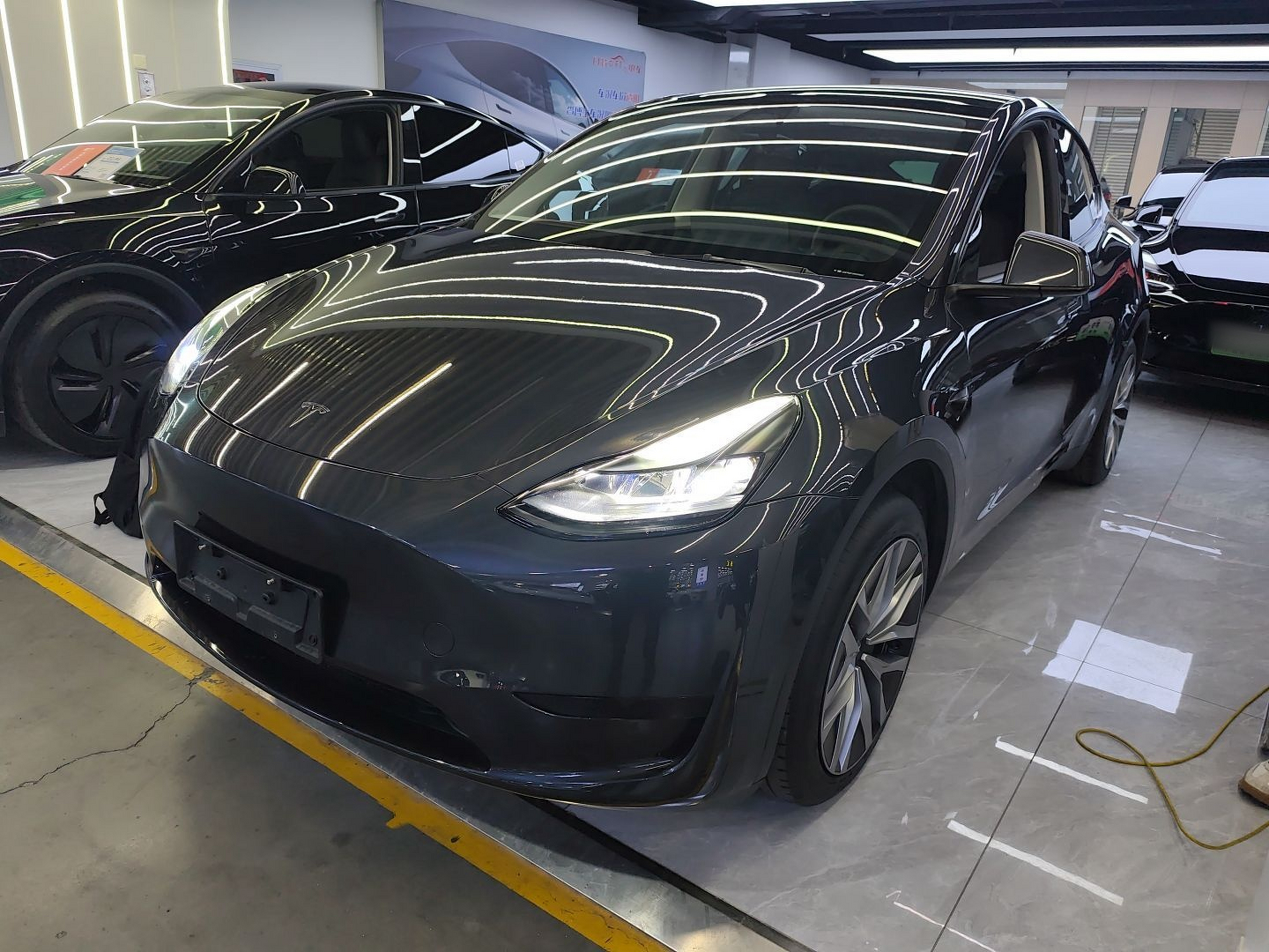 تحت مقدمة السيارة