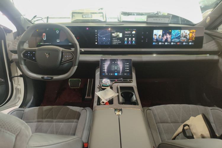 Used VOYAH PASSION 2024 PHEV Four-Wheel Drive Ultra-Long Range Flagship Model Center Console