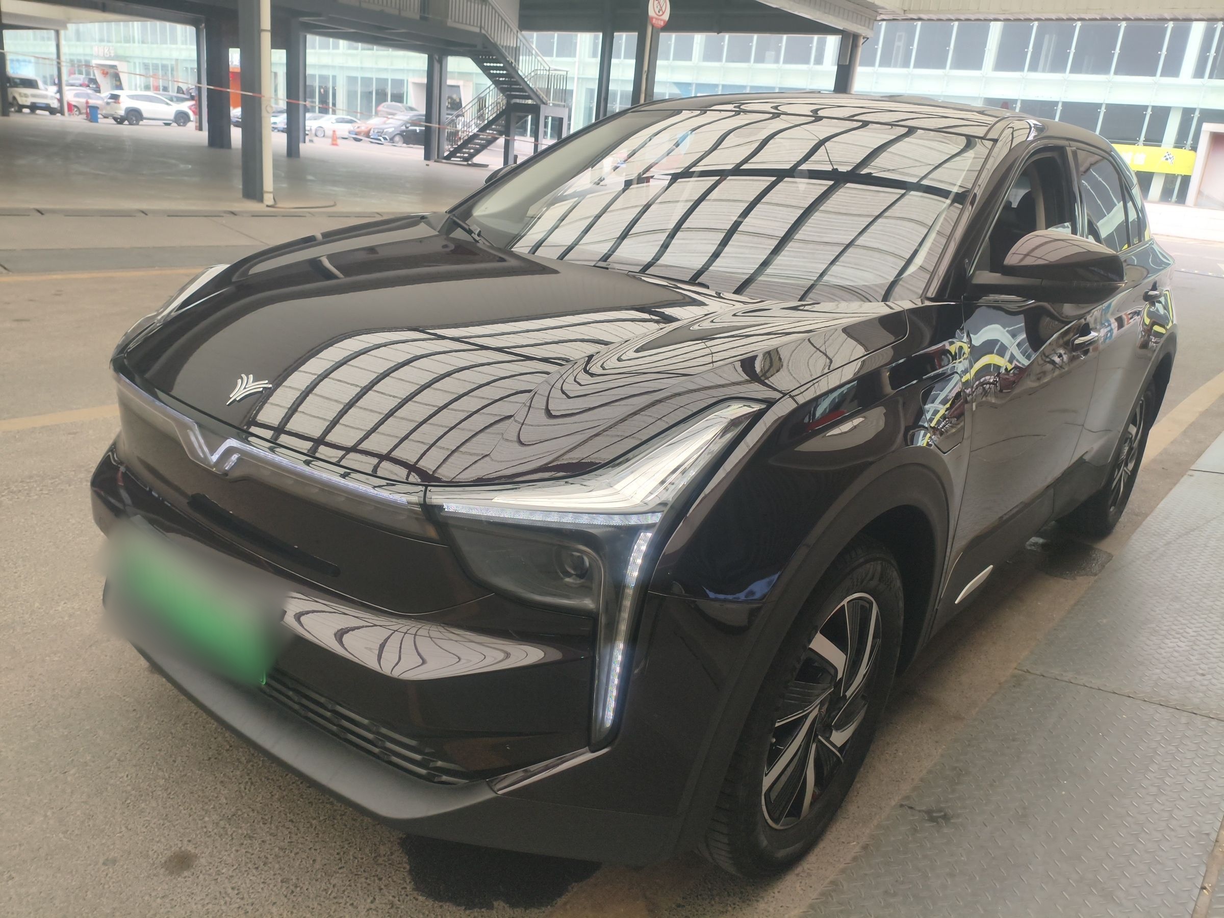 Под передней частью автомобиля