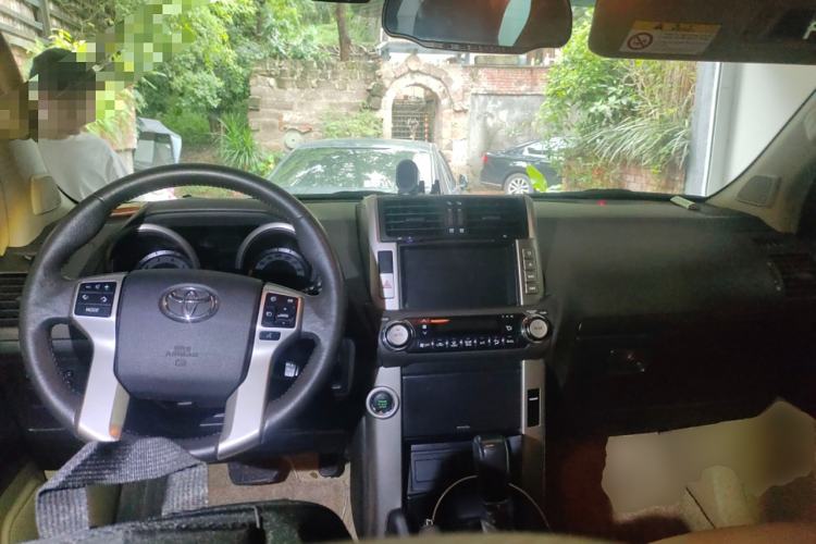 Used Toyota Prado 2010 4.0L Automatic TX-L Center Console