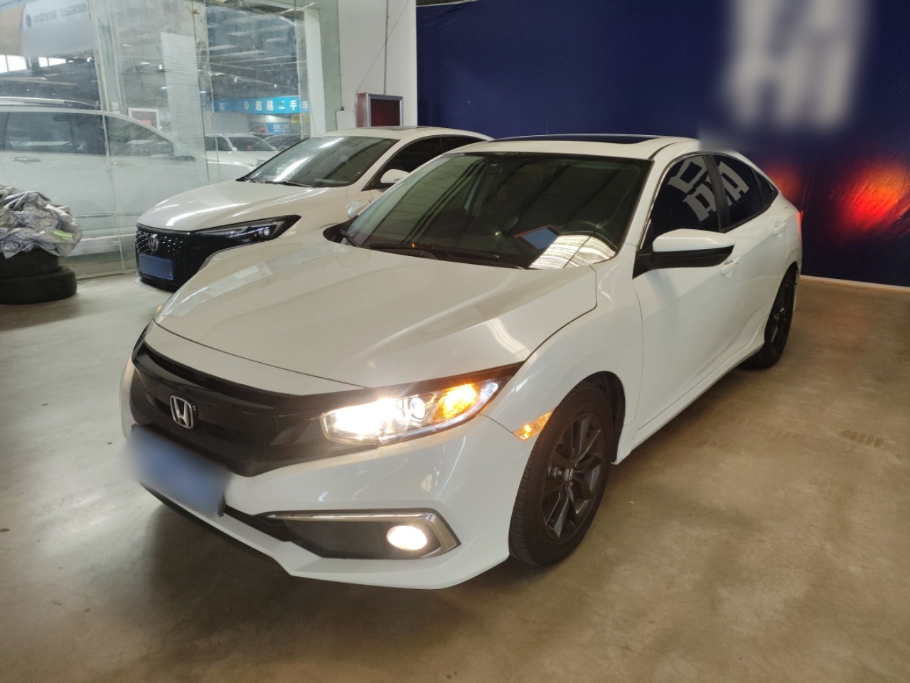 تحت مقدمة السيارة