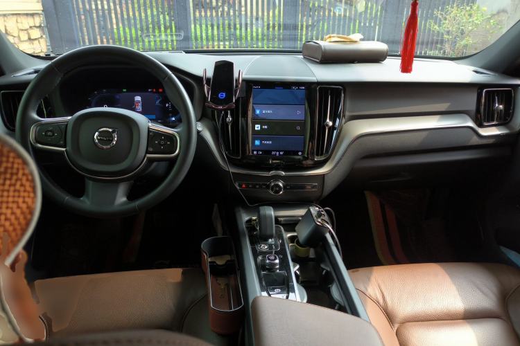 Used Volvo XC60 2023 B5 4x4 Smart Luxury Edition Center Console