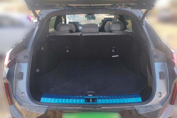 Used Lynk & Co 08 EM-P 2025 220 km All-Wheel-Drive Performance Halo Trunk