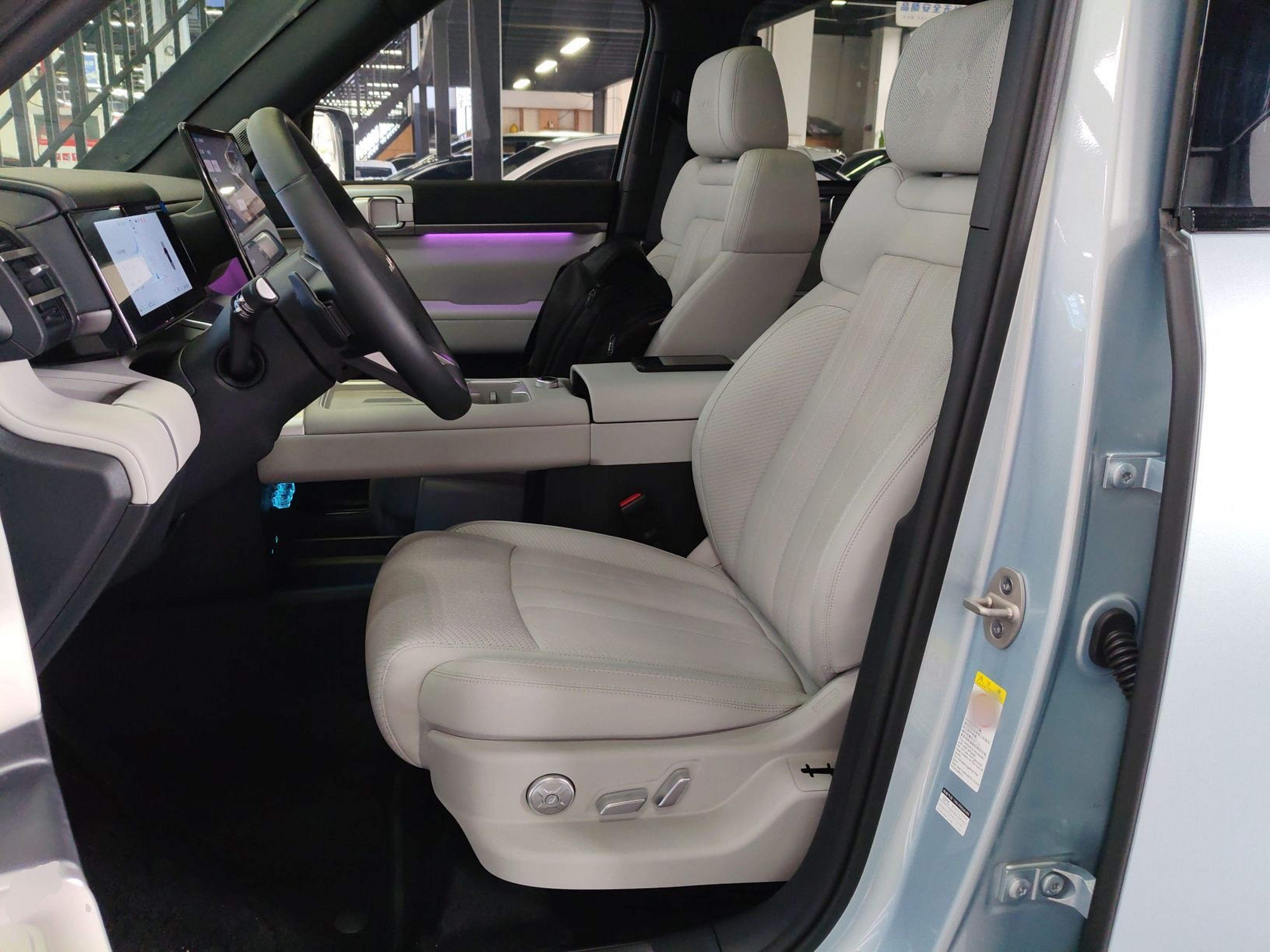 المقاعد الأمامية داخل السيارة