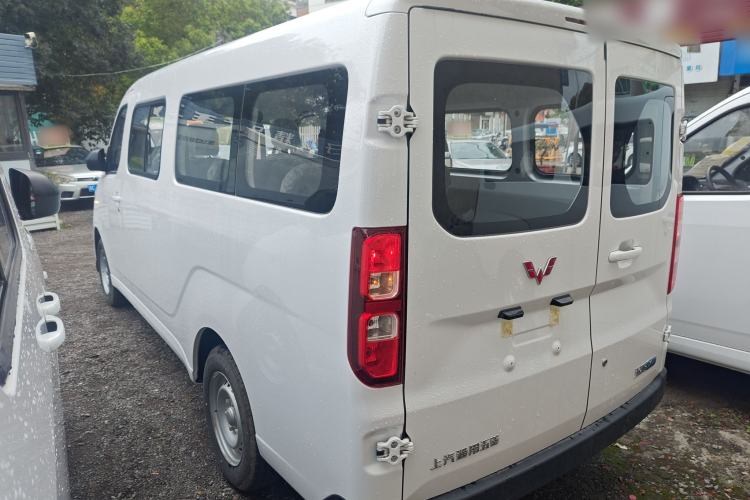 Used Wuling Yangguang 2024 300KM Comfort Version Passenger Van 75kW