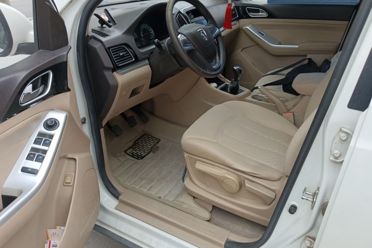 Used Baojun 730 2014 1.5L manual standard trim 7 seats Driver Seat