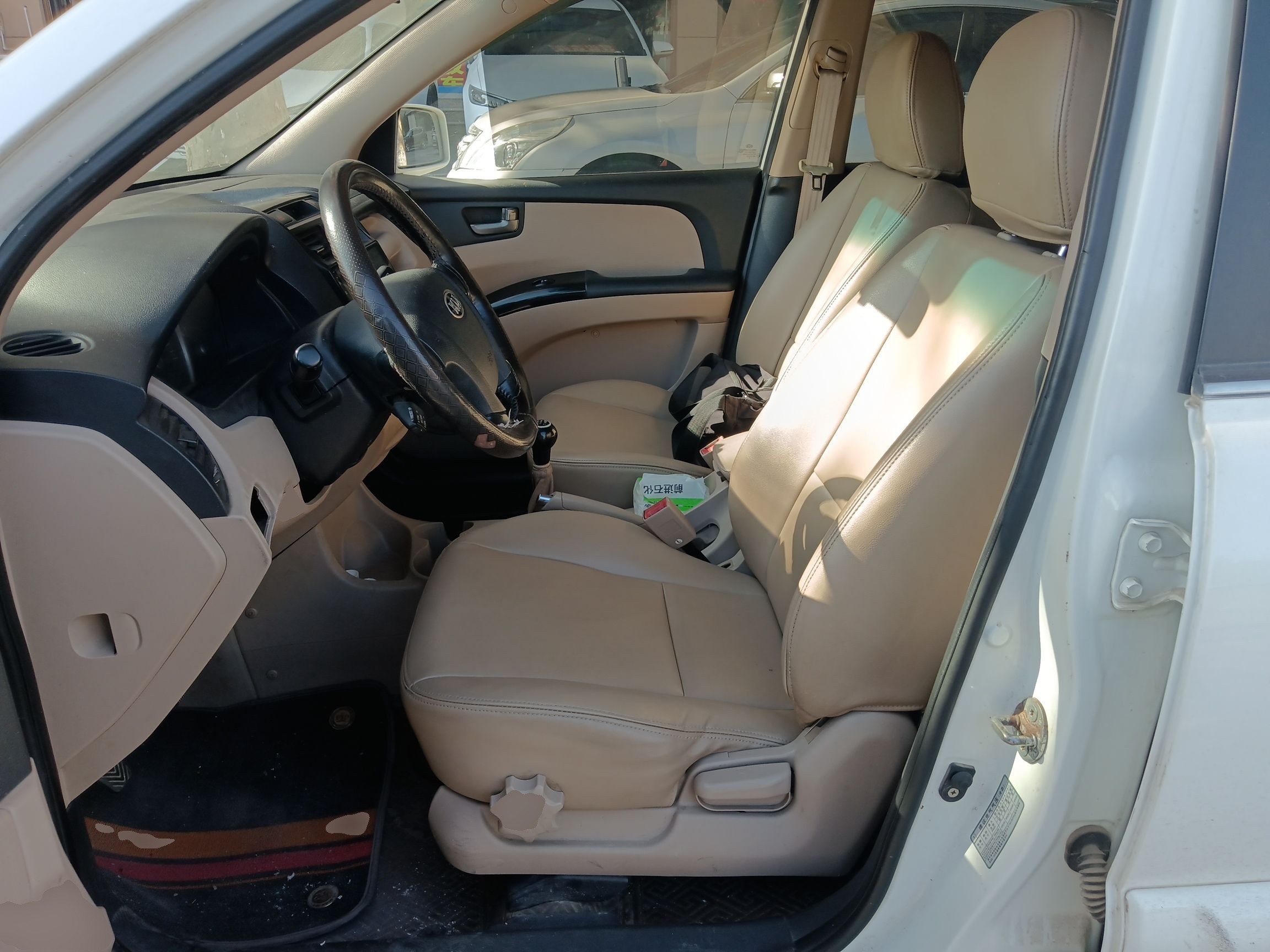 Переднее сиденье в автомобиле