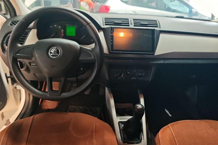 Used Skoda Fabia 2015 1.4L Manual Front-Wheel Drive Model Center Console