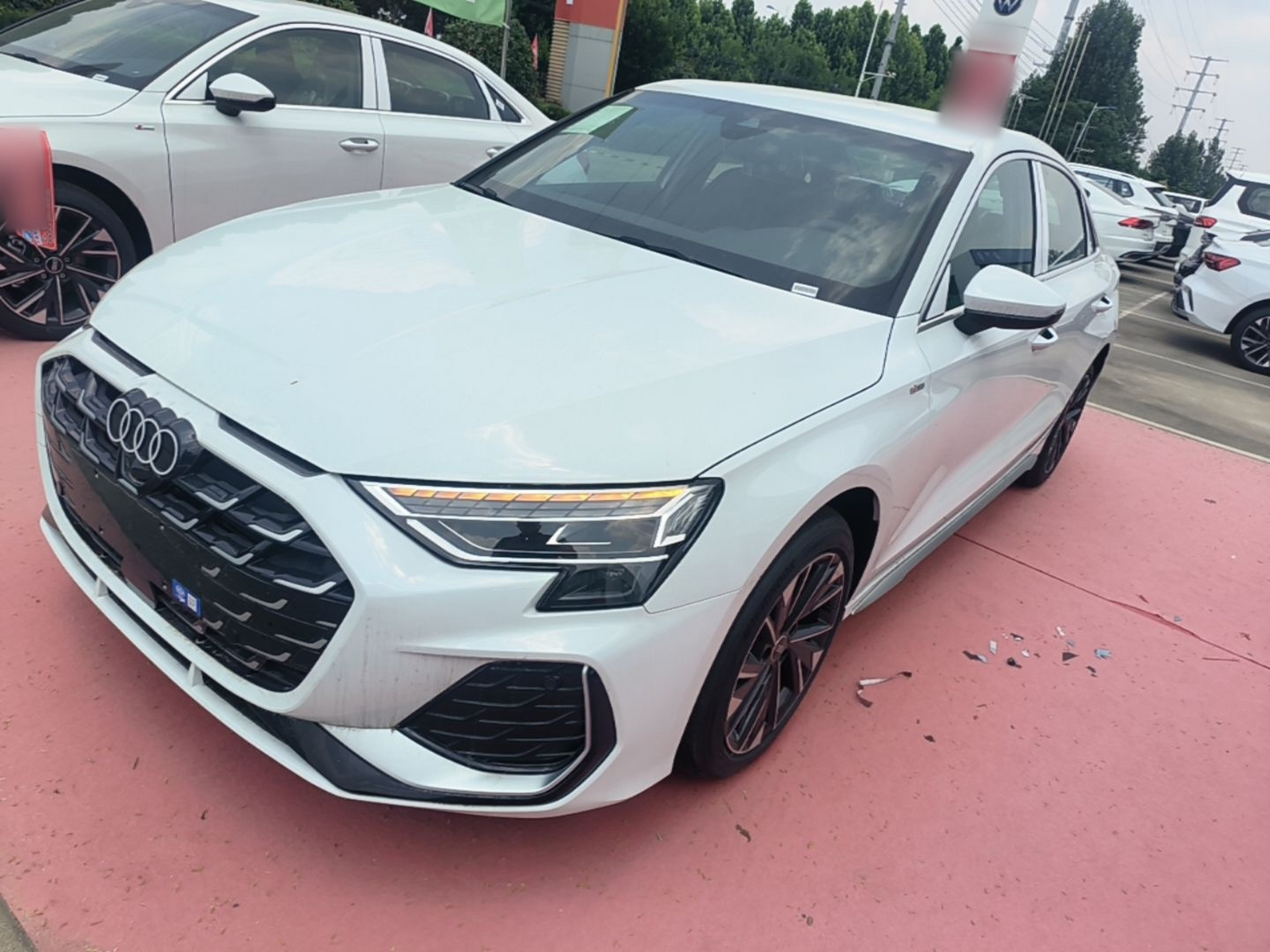 Под передней частью автомобиля