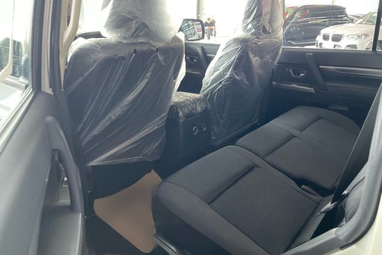 Used Mitsubishi Pajero  Interior 6