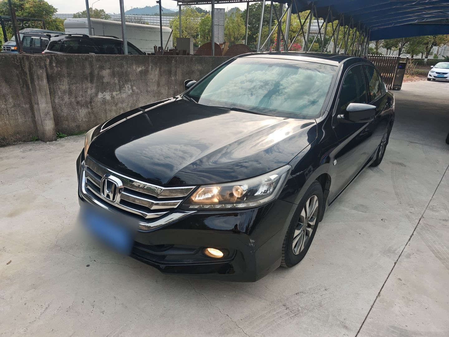 تحت مقدمة السيارة