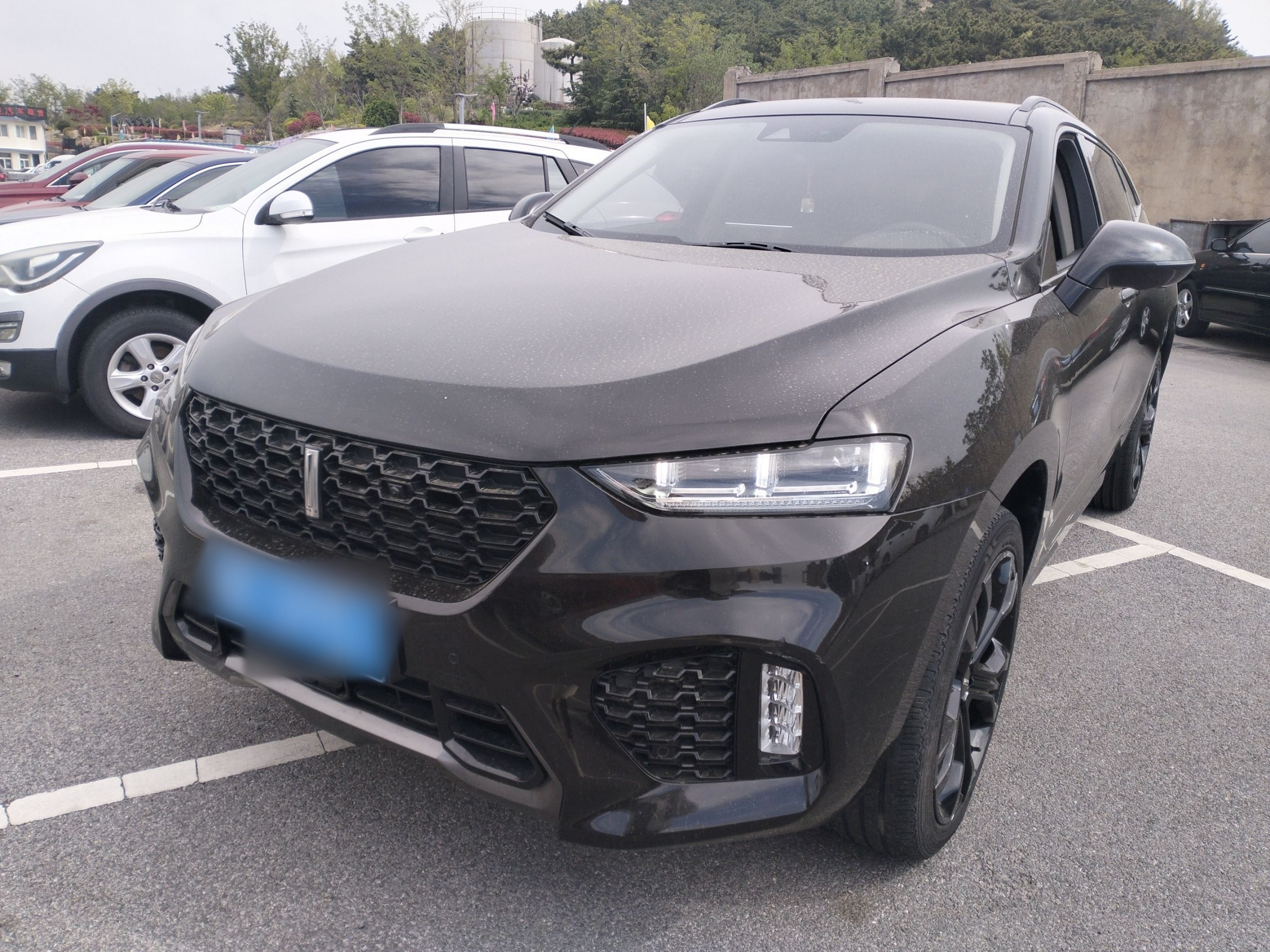 Под передней частью автомобиля