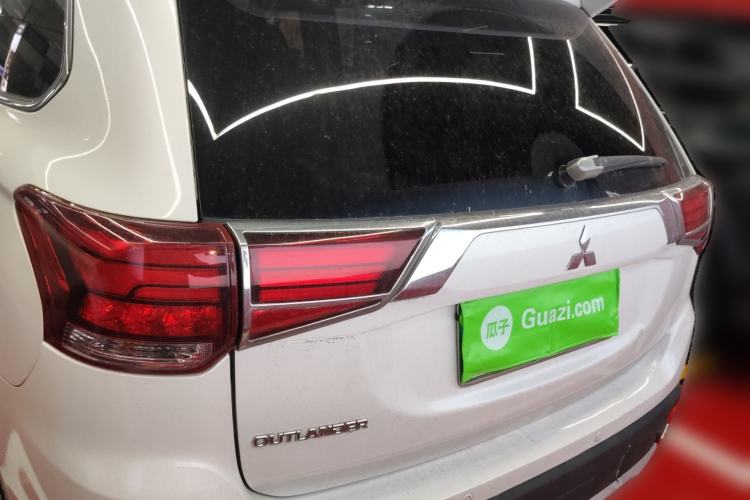 Used Mitsubishi Outlander 2016 2.4L 4x4 Elite Edition 7-Seater Rear