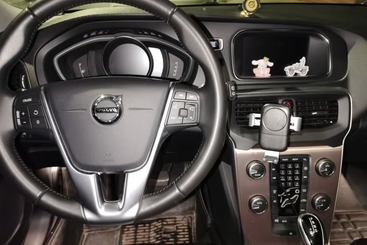 Used Volvo V40  Center Console