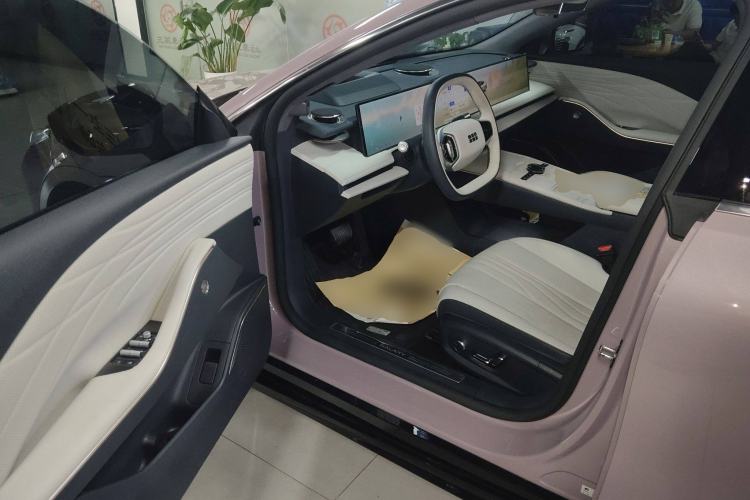 Used Geely Galaxy E8 2024 665 km Range Rear-Drive Starship Long-Range Version
