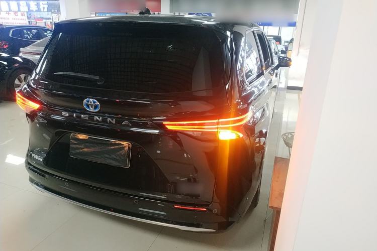 Used Toyota SIENNA 2023 2.5L Hybrid Deluxe Edition Rear Right 45 Deg