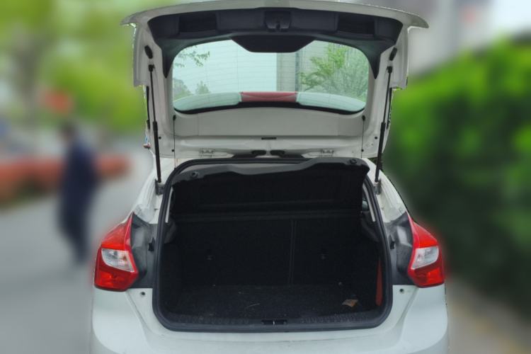 Used Ford Focus 2012 Hatchback 1.6L Automatic Fashion Edition Trunk