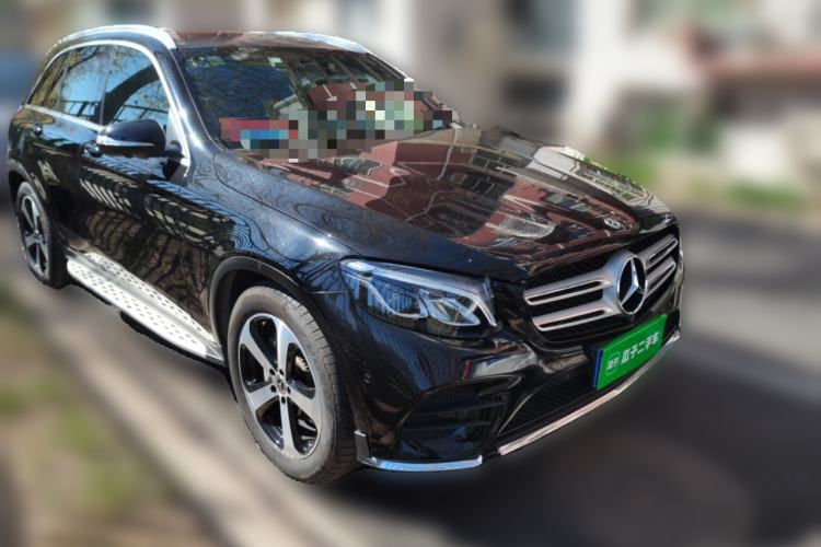 Used Mercedes-Benz GLC 2017 GLC 260 4MATIC Luxury Model Front Right 45 Deg