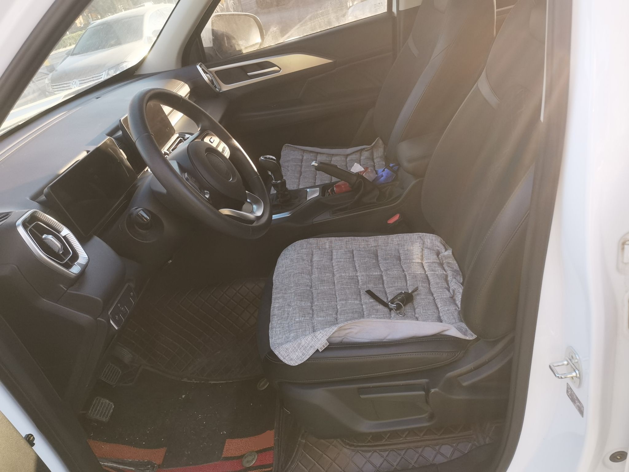 المقاعد الأمامية داخل السيارة